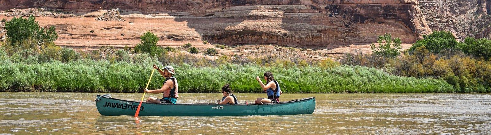 地理位置 students in canoe at the Colorado River